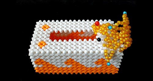 3月24日，拿回家做的手工項(xiàng)目，在家做的好副業(yè)，讓合作者有個(gè)好收入，就是手工之家對(duì)手工事業(yè)的追求和努力，圖為勵(lì)志珠珠繡串珠手工產(chǎn)品剪影