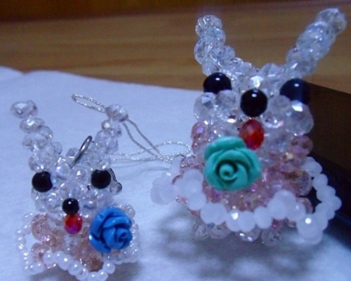 3月25日，想接正規(guī)廠家的手工副業(yè)，手工靈活就業(yè)創(chuàng)業(yè)，在手工之家,掙錢因為大家都敬業(yè)認(rèn)真，圖為勵志珠珠繡串珠手工產(chǎn)品剪影