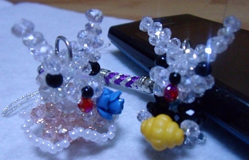 3月25日，想接正規(guī)廠家的手工副業(yè)，手工靈活就業(yè)創(chuàng)業(yè)，在手工之家,掙錢因為大家都敬業(yè)認(rèn)真，圖為勵志珠珠繡串珠手工產(chǎn)品剪影