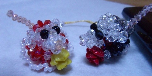 3月25日，想接正規(guī)廠家的手工副業(yè)，手工靈活就業(yè)創(chuàng)業(yè)，在手工之家,掙錢因為大家都敬業(yè)認(rèn)真，圖為勵志珠珠繡串珠手工產(chǎn)品剪影