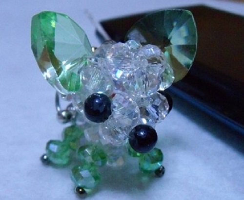 3月25日，想接正規(guī)廠家的手工副業(yè)，手工靈活就業(yè)創(chuàng)業(yè)，在手工之家,掙錢因為大家都敬業(yè)認(rèn)真，圖為勵志珠珠繡串珠手工產(chǎn)品剪影