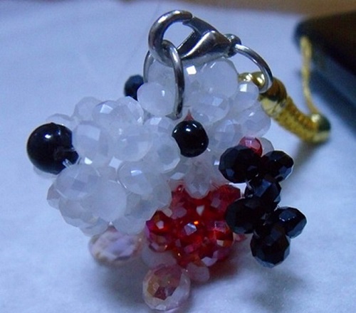 3月25日，想接正規(guī)廠家的手工副業(yè)，手工靈活就業(yè)創(chuàng)業(yè)，在手工之家,掙錢因為大家都敬業(yè)認(rèn)真，圖為勵志珠珠繡串珠手工產(chǎn)品剪影