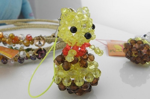 3月26日，帶回家做的手工項(xiàng)目，在家做手工靈活就業(yè)創(chuàng)業(yè)，做手工之家的手工項(xiàng)目加工、銷售有技巧，圖為勵(lì)志珠珠繡串珠手工產(chǎn)品剪影