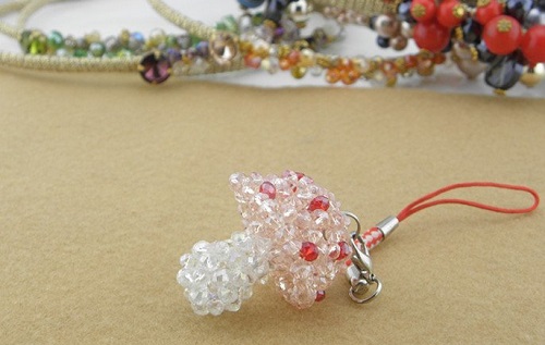 3月26日，帶回家做的手工項(xiàng)目，在家做手工靈活就業(yè)創(chuàng)業(yè)，做手工之家的手工項(xiàng)目加工、銷售有技巧，圖為勵(lì)志珠珠繡串珠手工產(chǎn)品剪影