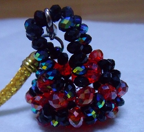 3月30日，開飾品加工廠，居家靈活就業(yè)創(chuàng)業(yè)好副業(yè)，找正規(guī)廠家的手工項目，在手工之家通過手工掙錢的方式很多，圖為勵志珠珠繡串珠手工產(chǎn)品剪影