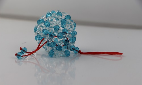 3月31日，帶回家做的手工副業(yè)，在家做飾品加工廠(chǎng)掙錢(qián)，在手工之家，幾個(gè)特點(diǎn)決定純手工項(xiàng)目適合靈活就業(yè)創(chuàng)業(yè)，圖為勵(lì)志珠珠繡串珠手工產(chǎn)品剪影