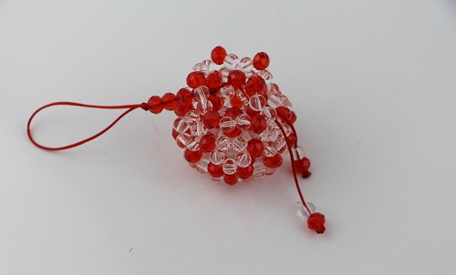 3月31日，帶回家做的手工副業(yè)，在家做飾品加工廠(chǎng)掙錢(qián)，在手工之家，幾個(gè)特點(diǎn)決定純手工項(xiàng)目適合靈活就業(yè)創(chuàng)業(yè)，圖為勵(lì)志珠珠繡串珠手工產(chǎn)品剪影