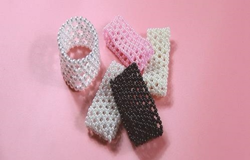 4月1日，在家做手工副業(yè)掙錢，拿回家做的手工項(xiàng)目，在手工之家，這里的手工項(xiàng)目收入有哪些部分，圖為勵志珠珠繡串珠手工產(chǎn)品剪影