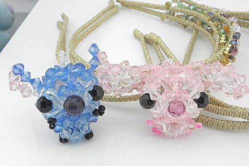 4月2日，想接正規(guī)廠家的手工項(xiàng)目，放心在家做手工副業(yè)，與手工之家合作，我可以嗎？有啥要求？圖為勵(lì)志珠珠繡串珠手工產(chǎn)品剪影