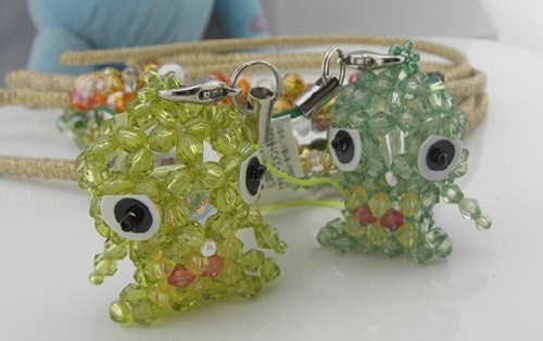 4月2日，想接正規(guī)廠家的手工項(xiàng)目，放心在家做手工副業(yè)，與手工之家合作，我可以嗎？有啥要求？圖為勵(lì)志珠珠繡串珠手工產(chǎn)品剪影