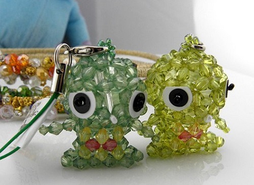 4月2日，想接正規(guī)廠家的手工項(xiàng)目，放心在家做手工副業(yè)，與手工之家合作，我可以嗎？有啥要求？圖為勵(lì)志珠珠繡串珠手工產(chǎn)品剪影