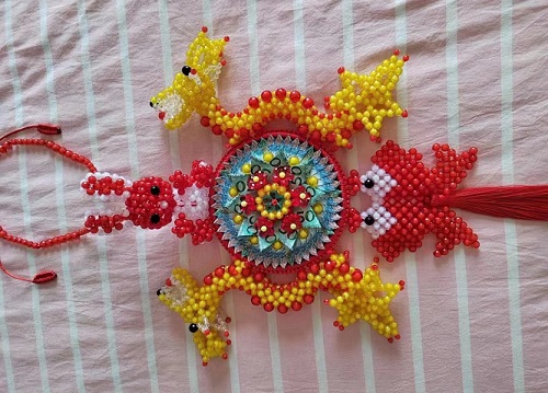 4月3日，手工加工回收項目，居家靈活就業(yè)創(chuàng)業(yè)好副業(yè)，手工之家的服務好是指哪些方面，圖為勵志珠珠繡串珠手工產(chǎn)品剪影