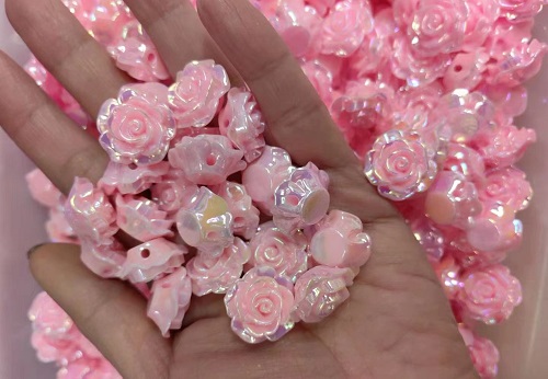 4月4日，帶回家做的手工項目，在家做的手工好副業(yè)，在手工之家，純手工項目的優(yōu)勢在哪兒，圖為勵志珠珠繡串珠手工產品剪影