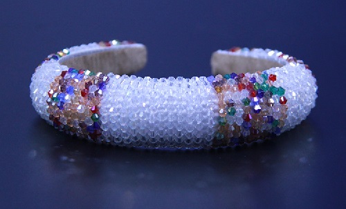 4月8日，帶回家做的手工項目，足不出戶掙錢的好副業(yè)，手工之家的純手工產(chǎn)品怎么樣？圖為勵志珠珠繡串珠手工產(chǎn)品剪影