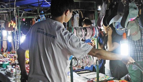 全球都有的地?cái)傂袠I(yè)，是不可缺少的——— 記手工之家的移動(dòng)潮品店為代表的地?cái)偨?jīng)濟(jì)新發(fā)展