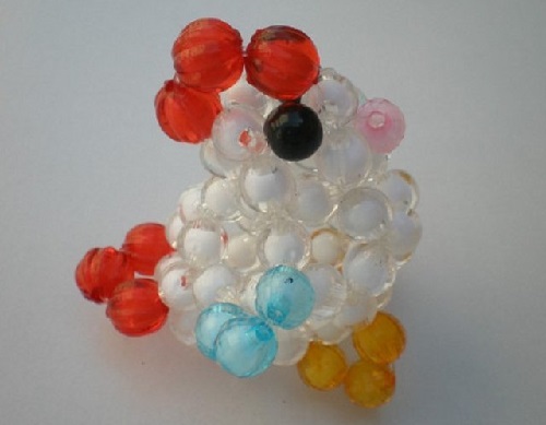 4月11日，正規(guī)可靠的手工副業(yè)，想接正規(guī)廠家的手工項(xiàng)目，在手工之家合作共贏，要注意抓重點(diǎn)，圖為勵(lì)志珠珠繡串珠手工產(chǎn)品剪影