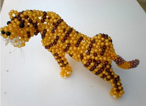 4月12日，帶回家做的手工項(xiàng)目，在家做手工掙錢，實(shí)地考察與線上合作，該怎樣選，圖為勵(lì)志珠珠繡串珠手工產(chǎn)品剪影