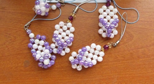 4月13日，靈活就業(yè)手工項目，居家好手工副業(yè)，在手工之家，加工人員通過銷售掙錢，這樣做收入更好，圖為勵志珠珠繡串珠手工產(chǎn)品剪影