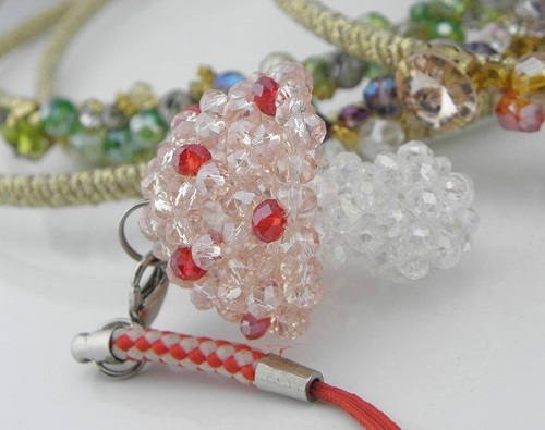 4月14日，靈活就業(yè)手工項(xiàng)目，居家手工好副業(yè)，在手工之家成長(zhǎng)收獲，源于大家的認(rèn)同和努力，圖為勵(lì)志珠珠繡串珠手工產(chǎn)品剪影