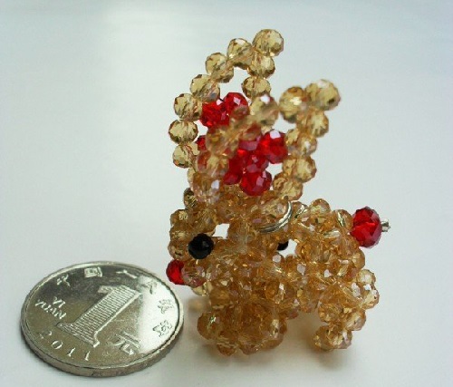 4月16日，拿回家做的手工項目，手工靈活就業(yè)的好副業(yè)，手工之家的手工項目，加工和銷售都培訓(xùn)什么，圖為勵志珠珠繡串珠手工產(chǎn)品剪影