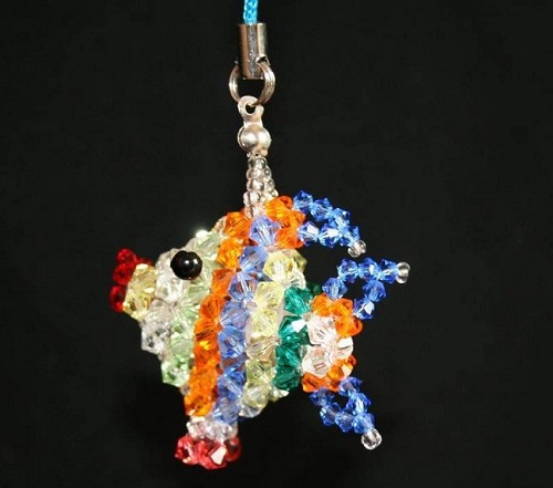 4月17日，手工加工回收項(xiàng)目，在家做手工靈活就業(yè)，在手工之家，會(huì)認(rèn)識(shí)很多居家掙錢的朋友，圖為勵(lì)志珠珠繡串珠手工產(chǎn)品剪影