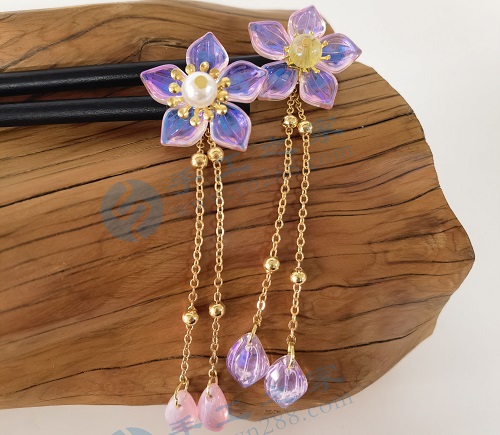 4月18日，想接正規(guī)廠家的手工項(xiàng)目，在家通過手工靈活就業(yè)，在手工之家如何咨詢、如何申請(qǐng)合作，圖為勵(lì)志珠珠繡串珠手工產(chǎn)品剪影