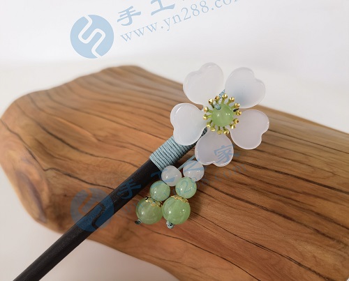 4月18日，想接正規(guī)廠家的手工項(xiàng)目，在家通過手工靈活就業(yè)，在手工之家如何咨詢、如何申請(qǐng)合作，圖為勵(lì)志珠珠繡串珠手工產(chǎn)品剪影