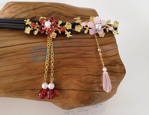 4月18日，想接正規(guī)廠家的手工項(xiàng)目，在家通過手工靈活就業(yè)，在手工之家如何咨詢、如何申請(qǐng)合作，圖為勵(lì)志珠珠繡串珠手工產(chǎn)品剪影