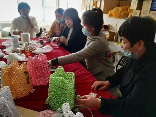 越了解、心越齊------記手工之家參加邯鄲市婦女手工業(yè)協(xié)會走近企業(yè)相關(guān)活動