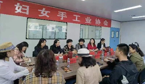 越了解、心越齊------記手工之家參加邯鄲市婦女手工業(yè)協(xié)會走近企業(yè)相關(guān)活動