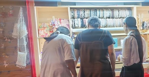 移動(dòng)潮品店，手工之家始終堅(jiān)持以消費(fèi)者和市場(chǎng)的需求為本