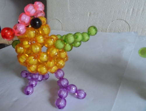 4月19日，手工外發(fā)加工正規(guī)廠家，農(nóng)村手工加工副業(yè)靈活就業(yè)，在手工之家，加工有樣品、銷售供產(chǎn)品，圖為勵志珠珠繡串珠手工產(chǎn)品剪影