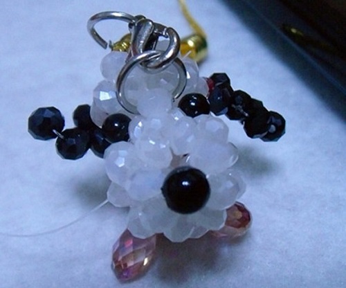 4月20日，在家可以做的兼職工作，正規(guī)手工活外發(fā)加工網(wǎng)副業(yè)，在手工之家，合作簽合同，大家都放心，圖為勵志珠珠繡串珠手工產(chǎn)品剪影