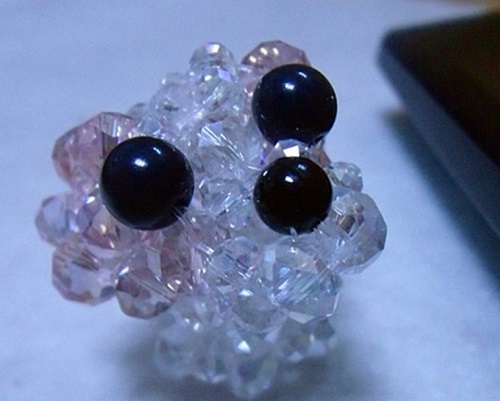 4月20日，在家可以做的兼職工作，正規(guī)手工活外發(fā)加工網(wǎng)副業(yè)，在手工之家，合作簽合同，大家都放心，圖為勵志珠珠繡串珠手工產(chǎn)品剪影