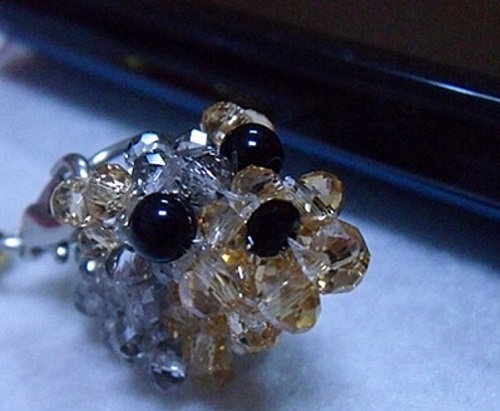 4月20日，在家可以做的兼職工作，正規(guī)手工活外發(fā)加工網(wǎng)副業(yè)，在手工之家，合作簽合同，大家都放心，圖為勵志珠珠繡串珠手工產(chǎn)品剪影