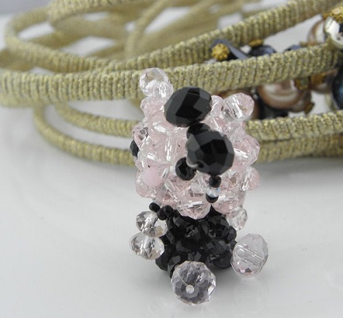 4月21日，手工活外發(fā)加工正規(guī)廠(chǎng)家直接發(fā)貨，在家做的手工靈活就業(yè)，在手工之家合作都有什么內(nèi)容，圖為勵(lì)志珠珠繡串珠手工產(chǎn)品剪影