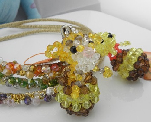 4月21日，手工活外發(fā)加工正規(guī)廠(chǎng)家直接發(fā)貨，在家做的手工靈活就業(yè)，在手工之家合作都有什么內(nèi)容，圖為勵(lì)志珠珠繡串珠手工產(chǎn)品剪影