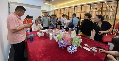 飾品加工廠+移動潮品店，讓大家一起做手工掙錢 ------ 記石家莊項目考察團隊到手工之家考察合作