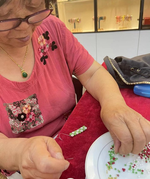 山東69歲崔大媽來手工之家考察學(xué)習(xí)合作，為什么做的比很多人都要強(qiáng)