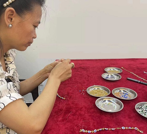 山東69歲崔大媽來手工之家考察學(xué)習(xí)合作，為什么做的比很多人都要強(qiáng)