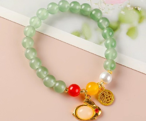 6月19日，手工活外發(fā)一手貨源，開飾品加工廠，居家副業(yè)掙錢，手工之家的純手工產(chǎn)品讓人喜歡，圖為勵志珠珠繡串珠手工產(chǎn)品剪影