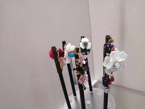 6月21日，手工活拿回家做在哪里找，靈活就業(yè)創(chuàng)業(yè)，開飾品加工廠，選擇手工之家，這個(gè)手工項(xiàng)目自由靈活，圖為勵(lì)志珠珠繡串珠手工產(chǎn)品剪影