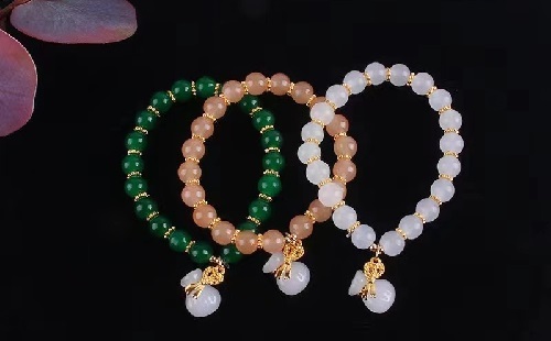 6月22日，手工活接單平臺，靈活就業(yè)的手工，開飾品加工廠，手工之家與手工項目相互成就，圖為勵志珠珠繡串珠手工產品剪影