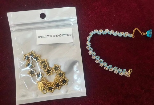 6月25日，在家里就能賺錢的工作，開飾品加工廠，居家手工靈活就業(yè)創(chuàng)業(yè)，在手工之家要創(chuàng)業(yè)，選飾品加工廠+移動潮品店的合作模式，圖為勵志珠珠繡串珠手工產(chǎn)品剪影