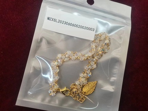 6月25日，在家里就能賺錢的工作，開飾品加工廠，居家手工靈活就業(yè)創(chuàng)業(yè)，在手工之家要創(chuàng)業(yè)，選飾品加工廠+移動潮品店的合作模式，圖為勵志珠珠繡串珠手工產(chǎn)品剪影