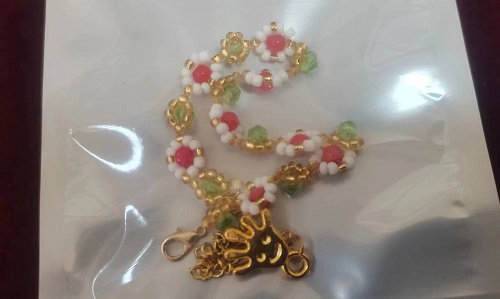 6月25日，在家里就能賺錢的工作，開飾品加工廠，居家手工靈活就業(yè)創(chuàng)業(yè)，在手工之家要創(chuàng)業(yè)，選飾品加工廠+移動潮品店的合作模式，圖為勵志珠珠繡串珠手工產(chǎn)品剪影