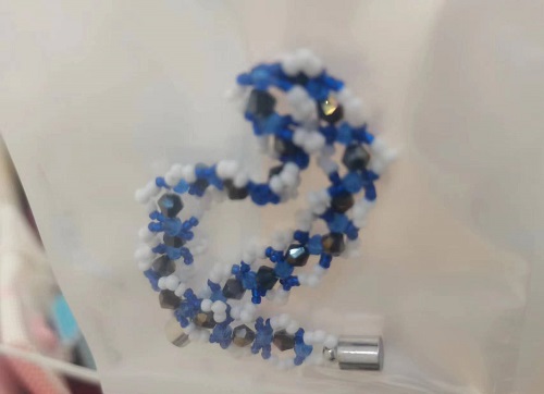 6月25日，在家里就能賺錢的工作，開飾品加工廠，居家手工靈活就業(yè)創(chuàng)業(yè)，在手工之家要創(chuàng)業(yè)，選飾品加工廠+移動潮品店的合作模式，圖為勵志珠珠繡串珠手工產(chǎn)品剪影