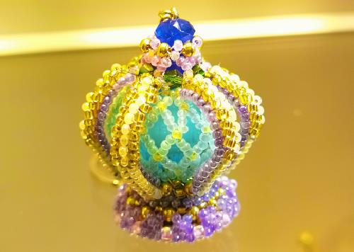 6月26日，在家兼職平臺正規(guī)的日結，開飾品加工廠，靈活就業(yè)創(chuàng)業(yè)，在手工之家，居家手工掙錢收入有多好？圖為勵志珠珠繡串珠手工產(chǎn)品剪影