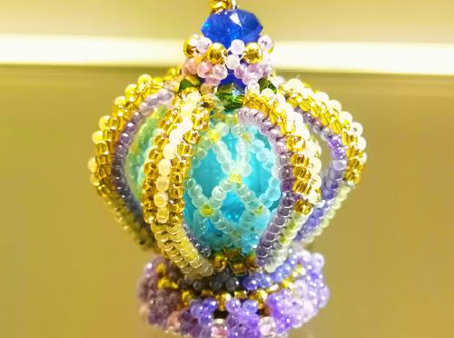 6月26日，在家兼職平臺正規(guī)的日結，開飾品加工廠，靈活就業(yè)創(chuàng)業(yè)，在手工之家，居家手工掙錢收入有多好？圖為勵志珠珠繡串珠手工產(chǎn)品剪影