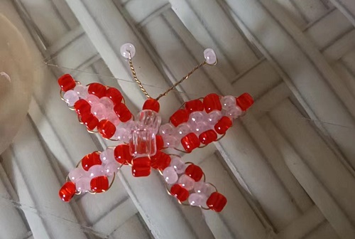 6月27日，外發(fā)手工活正規(guī)平臺(tái)，開飾品加工廠，在家做手工掙錢，選手工之家和手工項(xiàng)目，因?yàn)檎鎸?shí)，圖為加工人員做好的珠繡串珠手工產(chǎn)品剪影